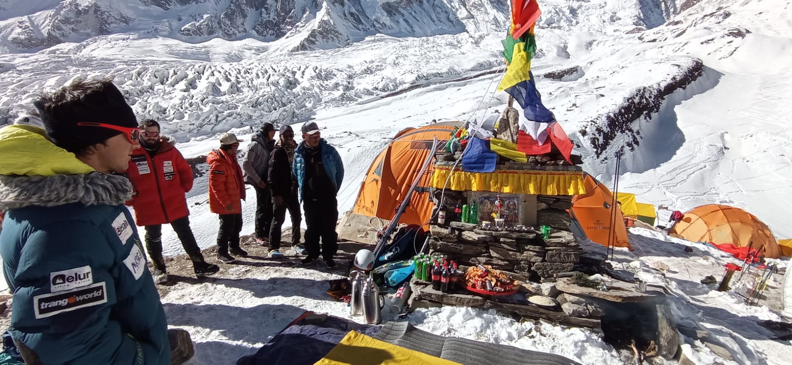Fotos: El ritual budista de Txikon y su expedición para que la montaña les ayude en su ascensión al Manaslu y vuelvan para contarlo