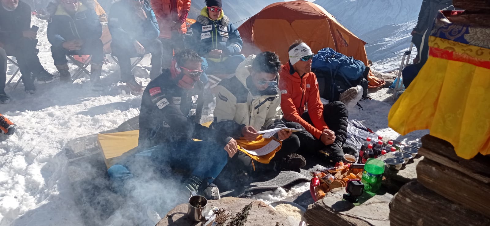 Fotos: El ritual budista de Txikon y su expedición para que la montaña les ayude en su ascensión al Manaslu y vuelvan para contarlo