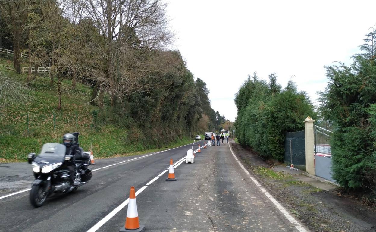 Operarios señalizan el cierre de un carril para comenzar los trabajos de construcción del vial verde.