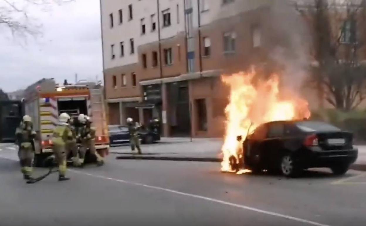 Incendio en Bizkaia: Los bomberos extinguen un espectacular incendio de un vehículo en Leioa