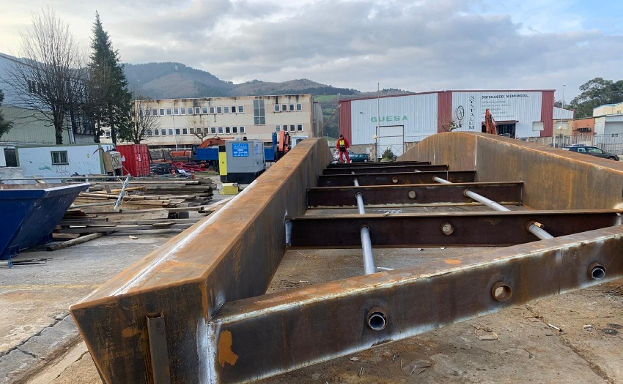 La estructura cuenta con una anchura de 3,5 metros y una longitud de 22,27. 