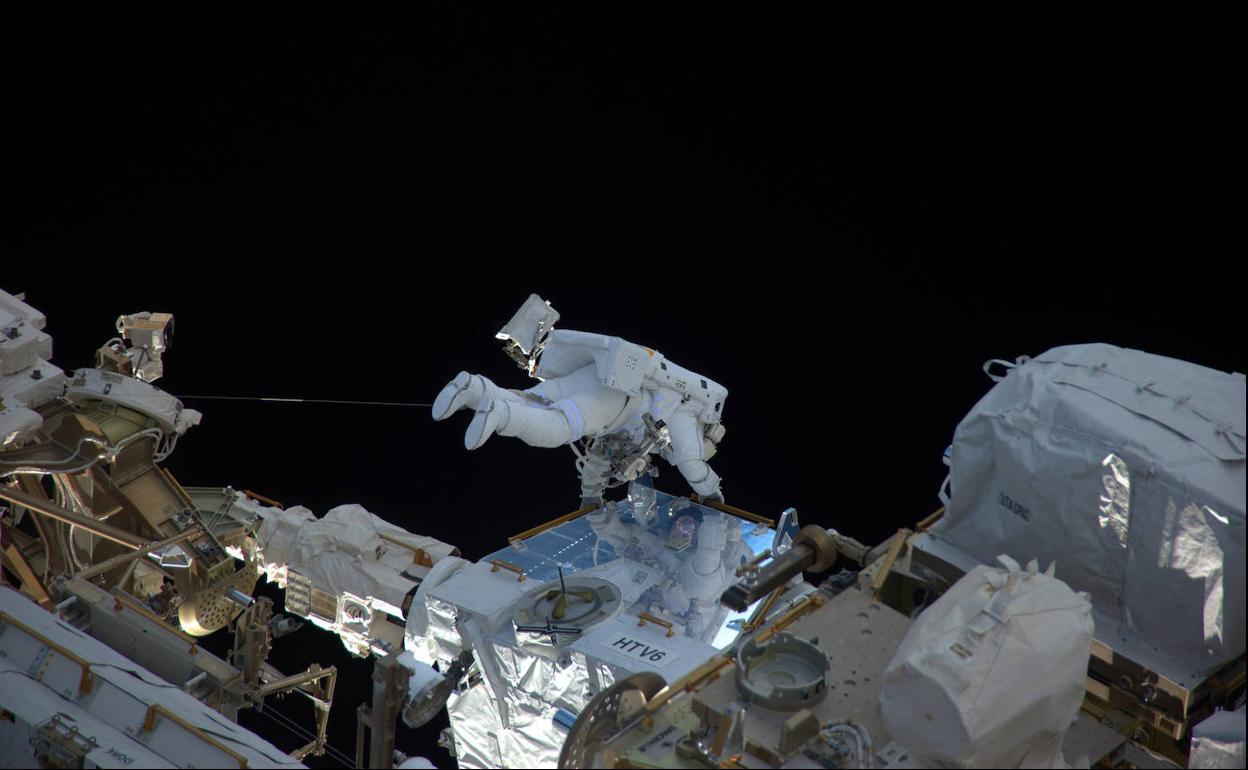 El astronauta francés Thomas Pesquet realiza un paseo espacial.