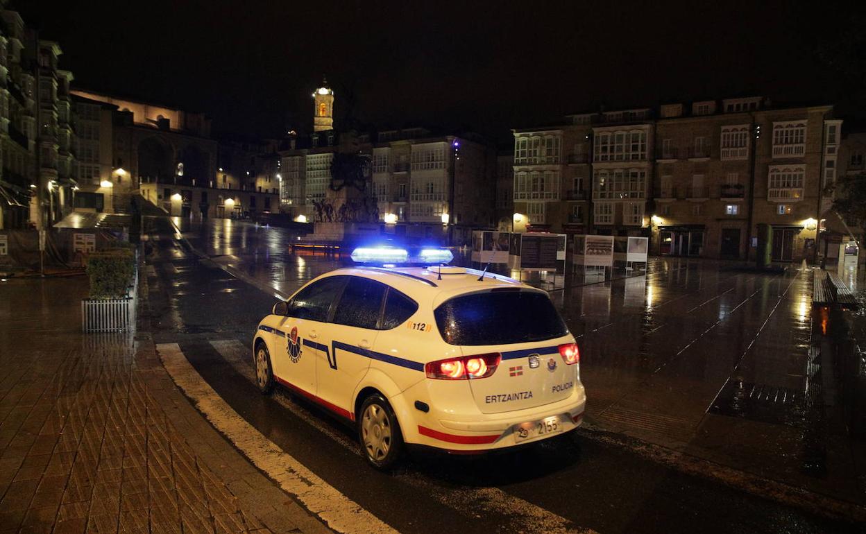 Una patrulla de la Ertzaintza vigila el centro de Vitoria durante el toque de queda.