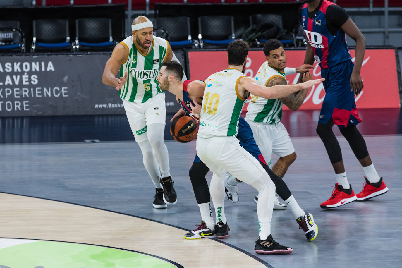 Fotos: Las mejores fotos del TD Systems Baskonia - Real Betis
