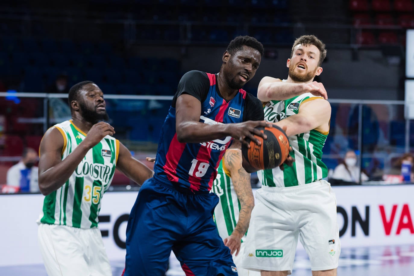 Fotos: Las mejores fotos del TD Systems Baskonia - Real Betis