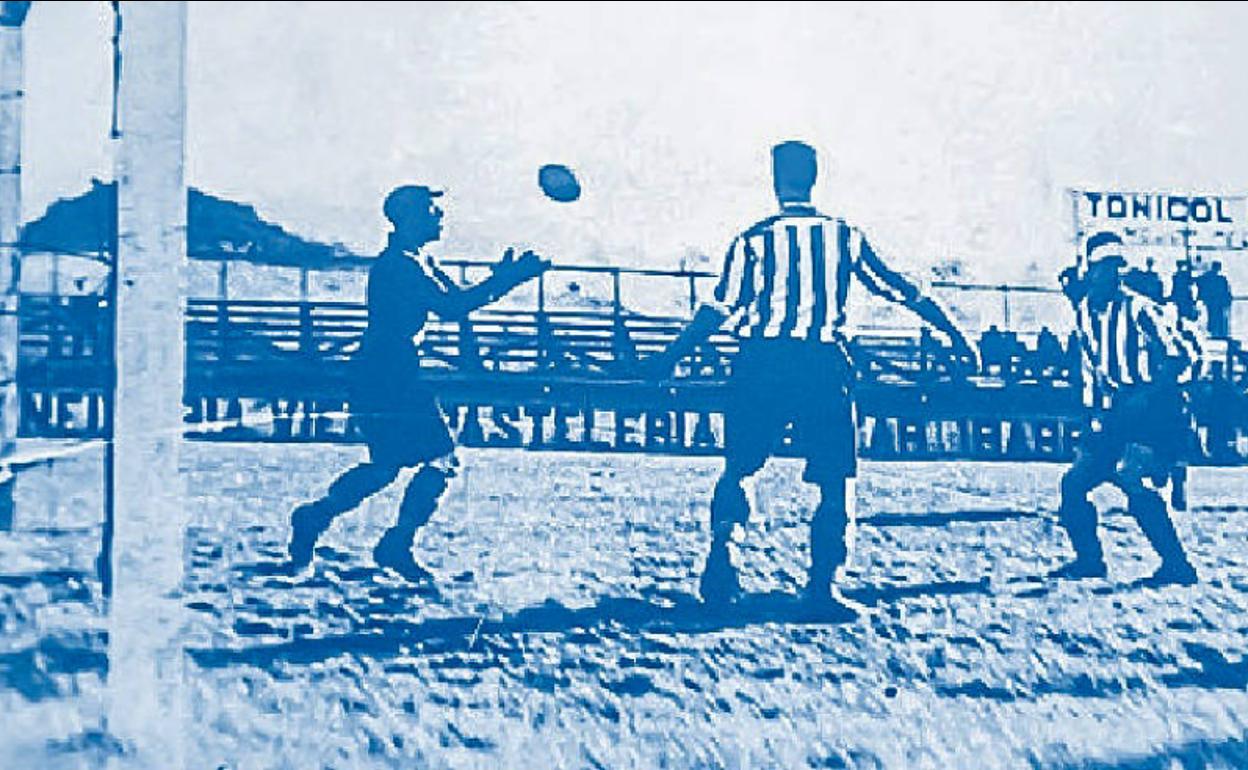 Fotografía de 1929 ante el Arenas de Getxo, con el mítico Quincoces con el pañuelo en la cabeza.