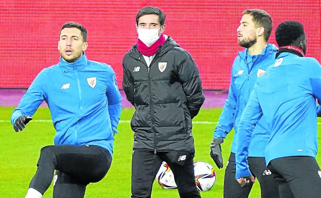 Marcelino sigue con atención el inicio del entrenamiento de ayer en La Cartuja. 