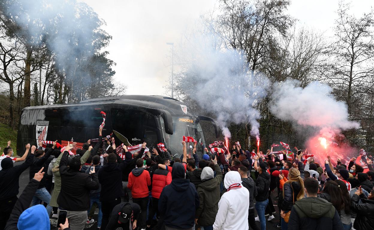 Vídeos del recibimiento al Athletic en Lezama