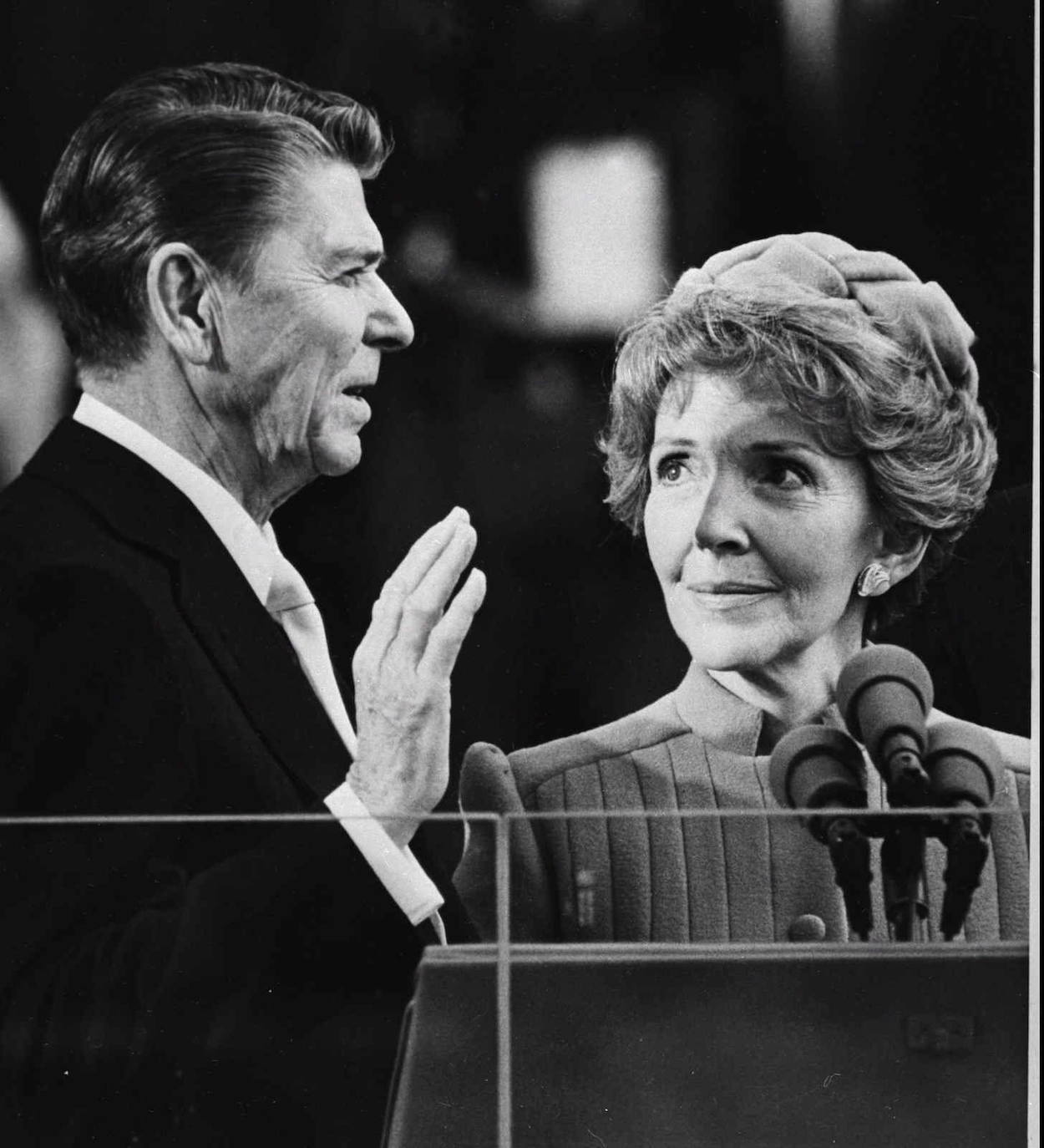 Ronald Reagan - 20 de enero de 1981 | Gobernador de California entre 1967 y 1975 y actor en 52 películas, fortaleció durante su Presidencia de EE UU el recorte de impuestos, la lucha contra el comunismo y la disminución del tamaño del Gobierno. Anunció la llamada ‘Guerra de las Galaxias’, un polémico sistema antimisiles soviéticos que rompía el equilibrio entre los bloques pero que no fue desarrollado. Le salpicó el escándalo ‘Irangate’ (venta de armas a Irán, prohibida por EE UU) y la obtención de dinero del narcotráfico para financiar la Contra nicaragüense con el fin de derrocar a los sandinistas. Sufrió un intento de asesinato en marzo de 1981.