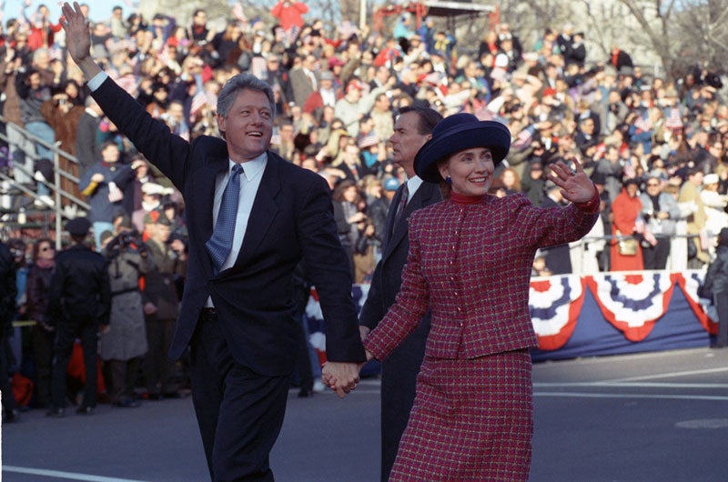 Protagonizó un mayúsculo escándalo por sus relaciones sexuales con la becaria Mónica Lewinsky. Al principio Clinto negó ese asunto, pero luego lo reconoció. El presidente fue impugnado por la Cámara de Representantes en 1998 por haber mentido sobre el ‘caso Lewinsky’, pero fue absuelto por el Senado un año después. 