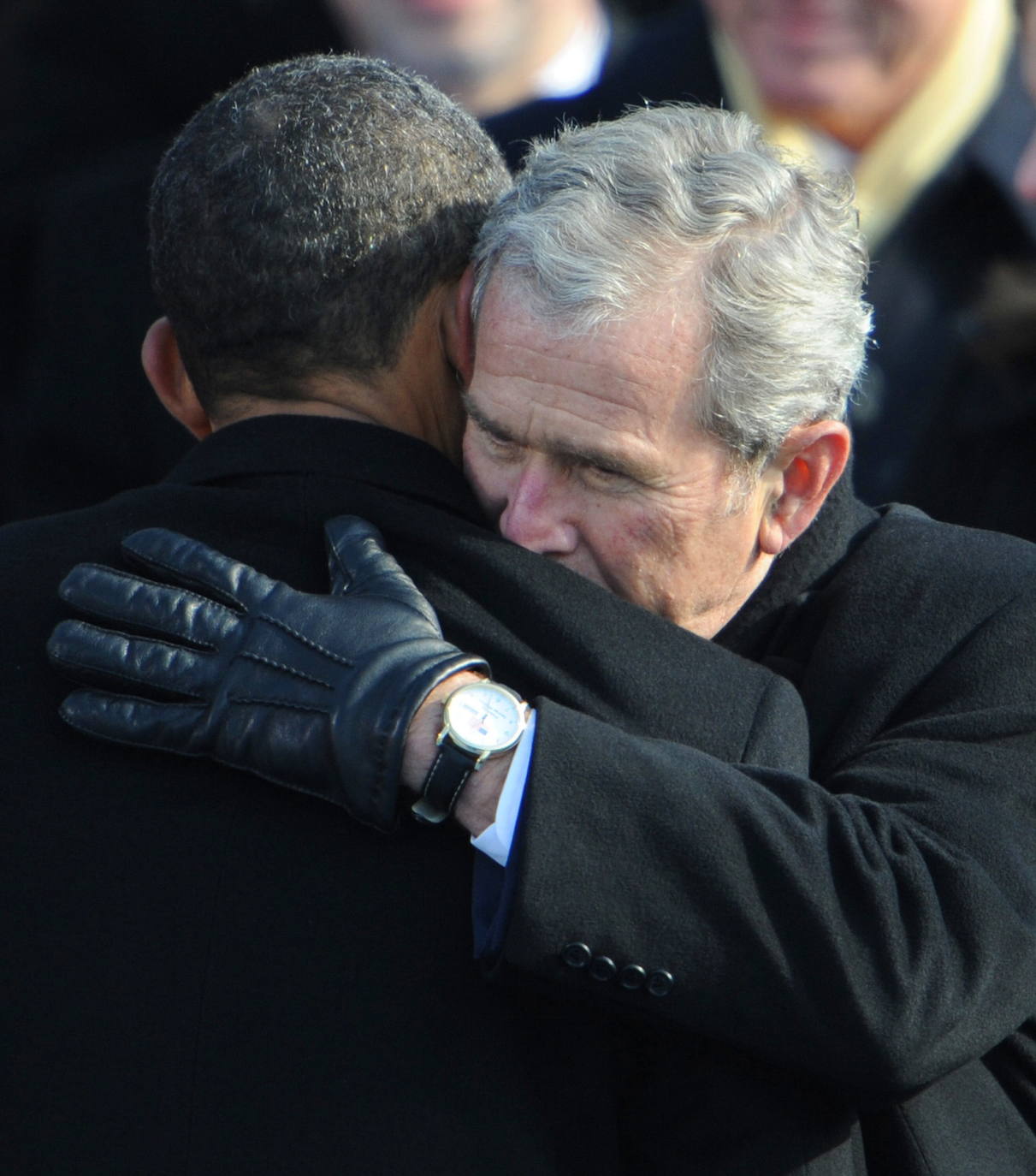 Investidura: Casi dos millones de personas acudieron a la ceremonia en el Capitolio en 2009, la mayor asistencia de la historia. Obama tuvo que prestar juramento por segunda vez como presidente después de que en el acto oficial de la toma de posesión pronunciara a destiempo una de las 35 preceptivas palabras. Fue un error del presidente del Tribunal Supremo, que recitó equivocadamente texto que Obama debía repetir. Pocos días después, la ceremonia se celebró de nuevo en el interior de la Casa Blanca, pero de forma privada.