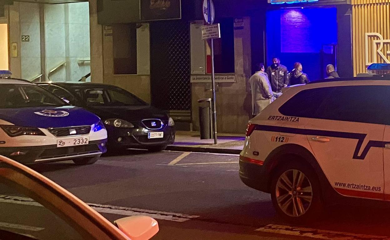 Intervención de la Ertzaintza el pasado sábado en un pub de la calle San Antonio, en Vitoria. 