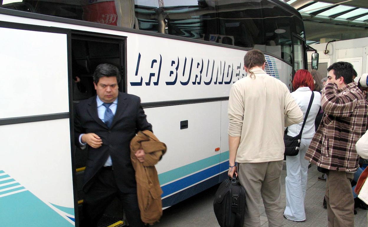 El gobierno de Navarra gestiona la línea entre Vitoria y Pamplona. 