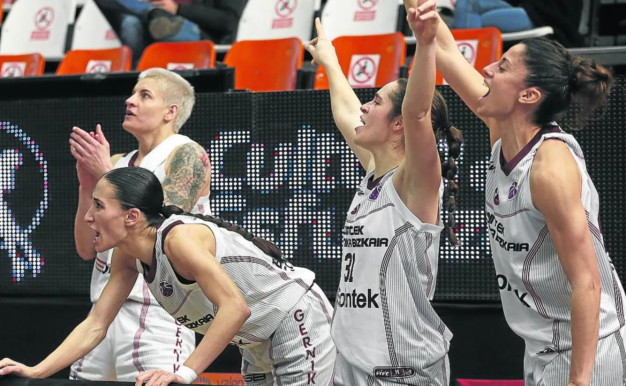 El banquillo del Lointek Gernika celebra una de las acciones del equipo. 