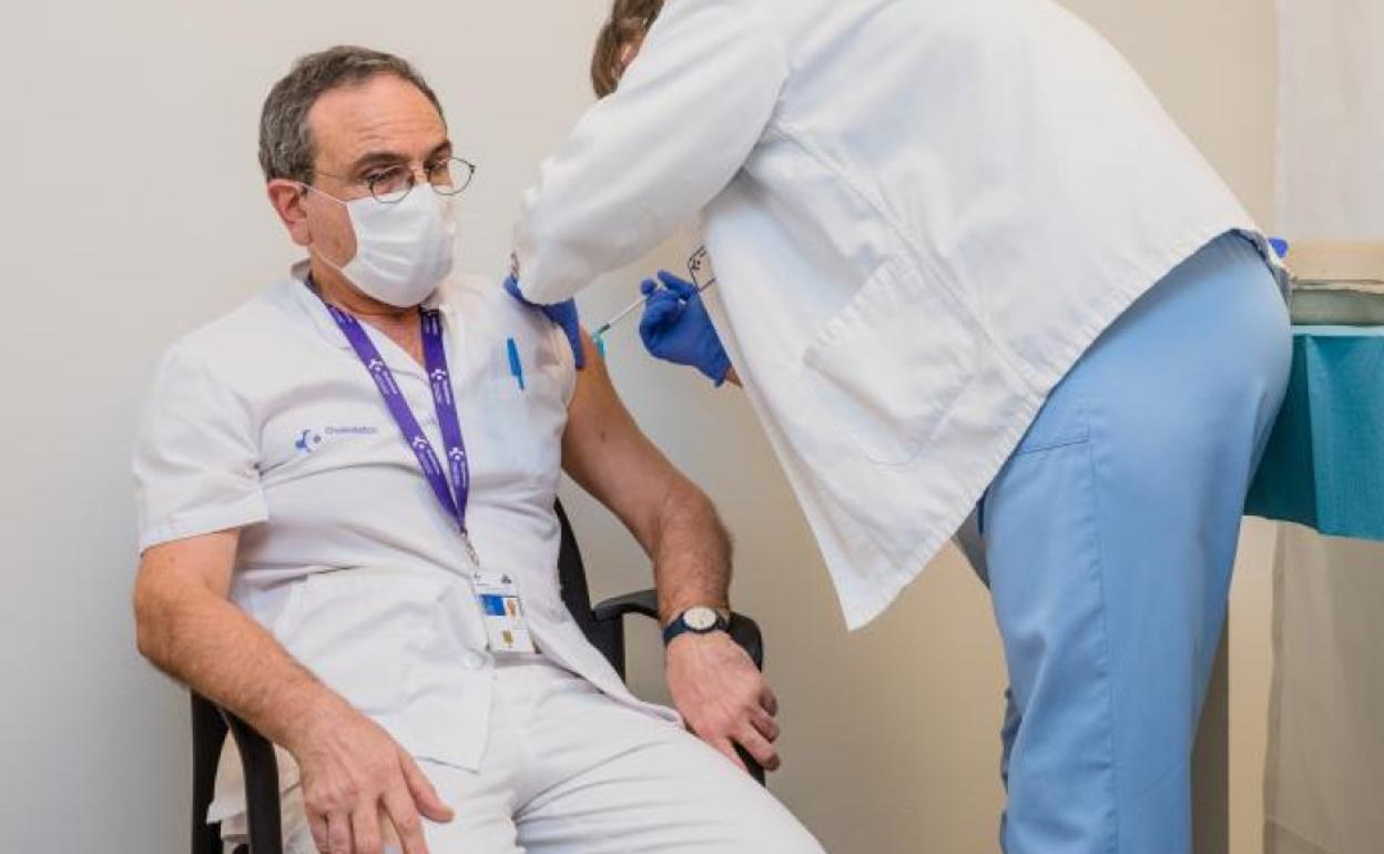 Jose Luis Lobo ha sido el segundo sanitario vacunado en Txagorritxu. 