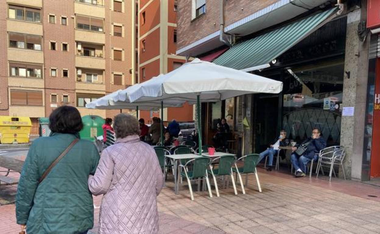 Terrazas de la hostelería en el barrio de Cruces. 