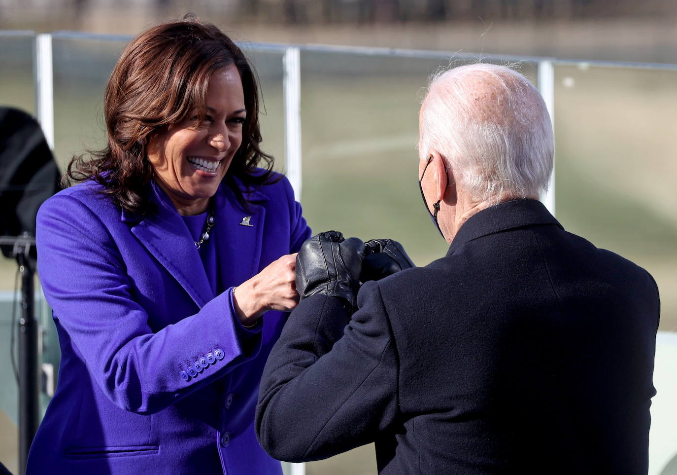 Kamala Harris choca los puños con Joe Biden después de prestar juramento .