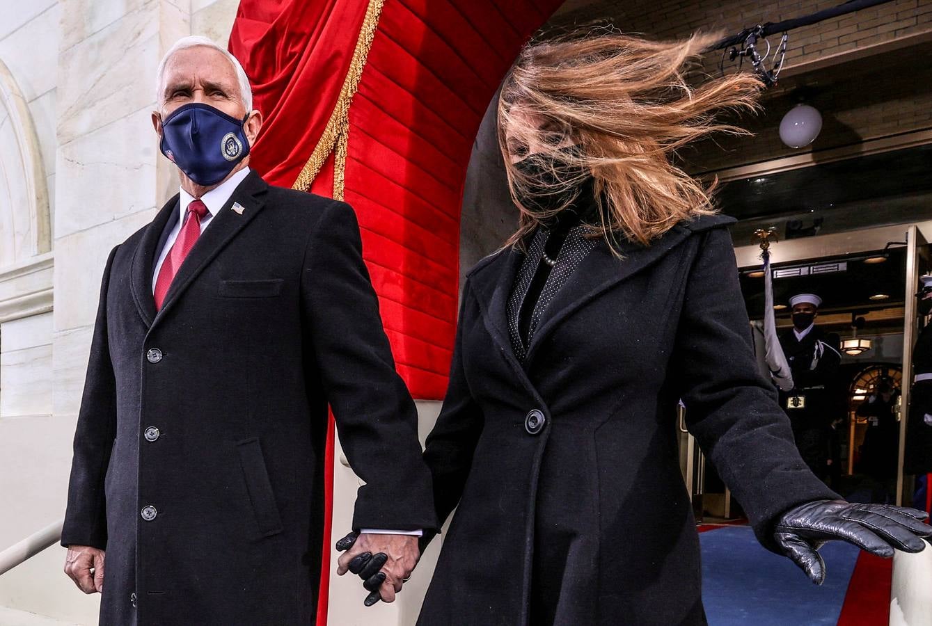 El vicepresidente de los Estados Unidos, Mike Pence, y su esposa Karen llegan para la toma de posesión de Joe Biden .