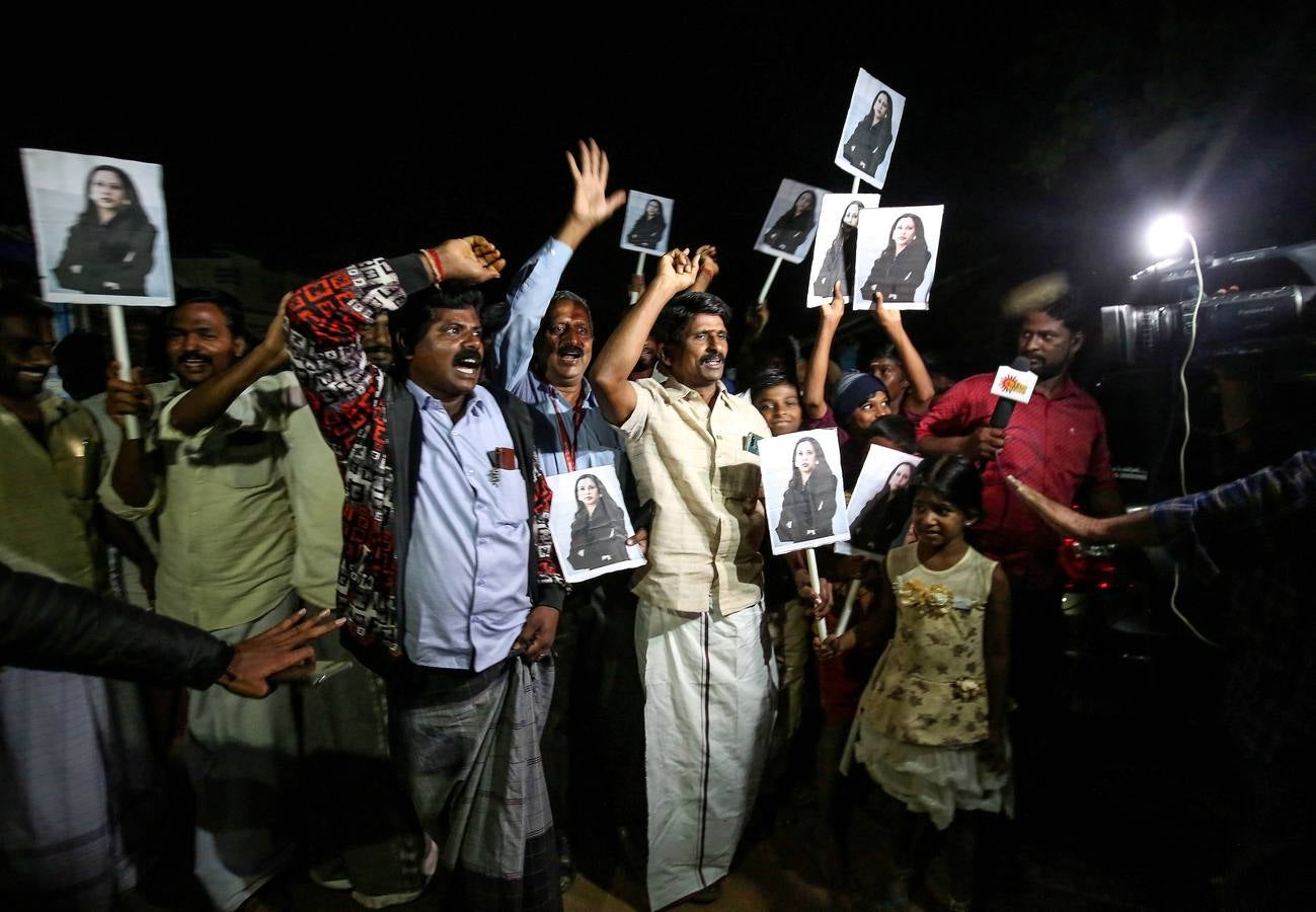 La gente en India celebra que Kamala Harris ha prestado juramento como vicepresidente de los Estados Unidos durante la toma de posesión de Joe Biden.