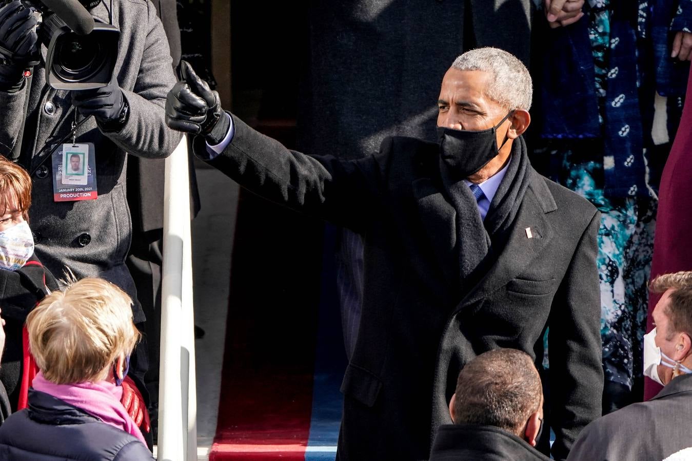 El ex presidente de los Estados Unidos, Barack Obama, levanta el pulgar después de la 59a inauguración presidencial en el Capitolio de los Estados Unidos.