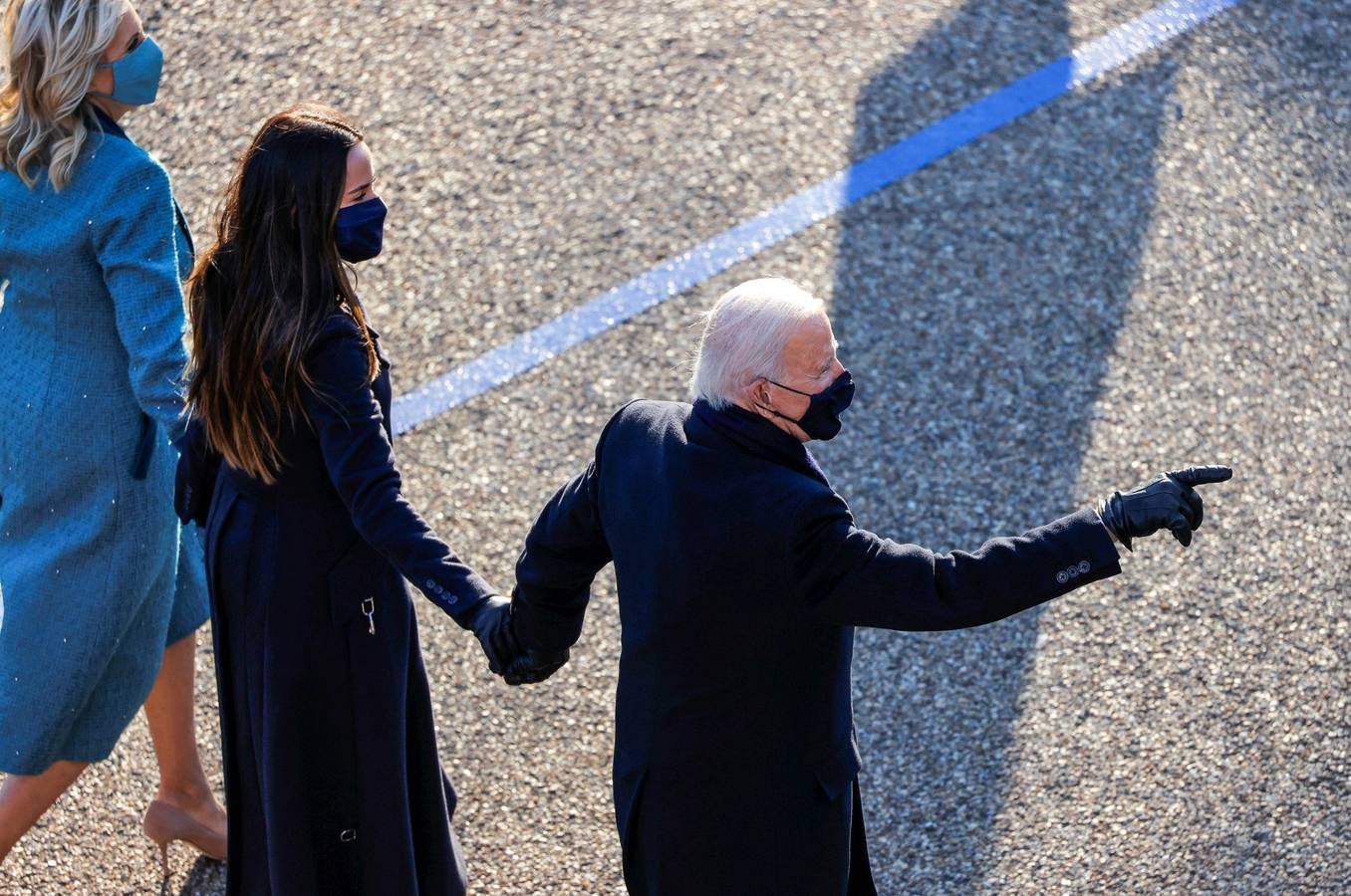 El presidente de Estados Unidos, Joe Biden, hace gestos mientras camina con su esposa Jill y su hija Ashley hacia la Casa Blanca durante el desfile del Día de la Inauguración.