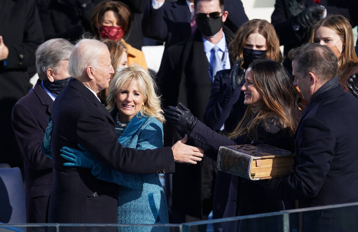Joe Biden abraza a su esposa Jill Biden .