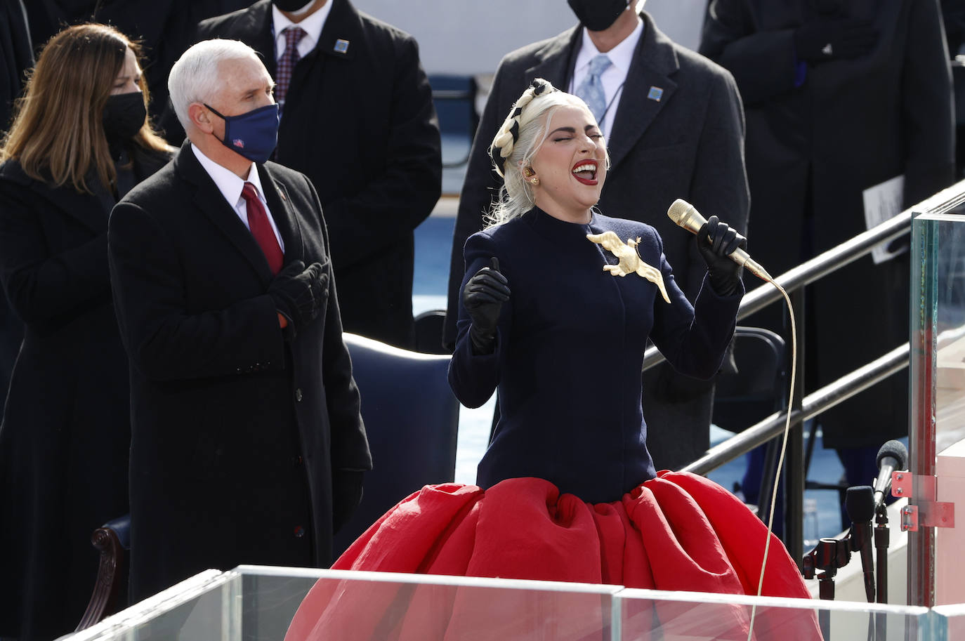 Lady Gaga canta el Himno Nacional junto al Vicepresidente de Estados Unidos Mike Pence.