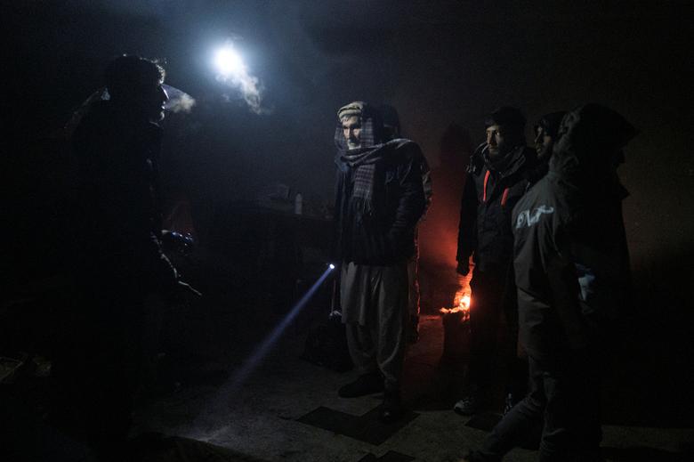 Los migrantes se calietan con pequeñas hogueras para hacer frente a las frías noches.