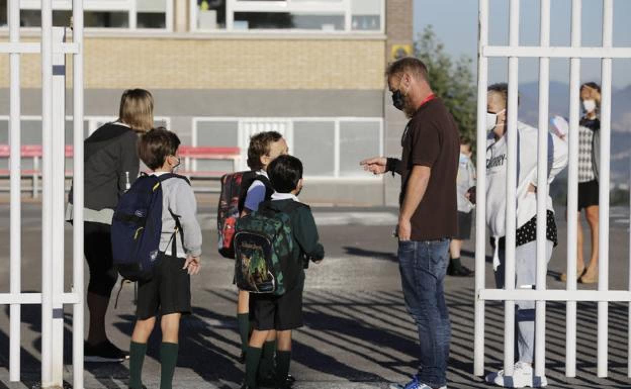 Controles en el acceso a un colegiol. 