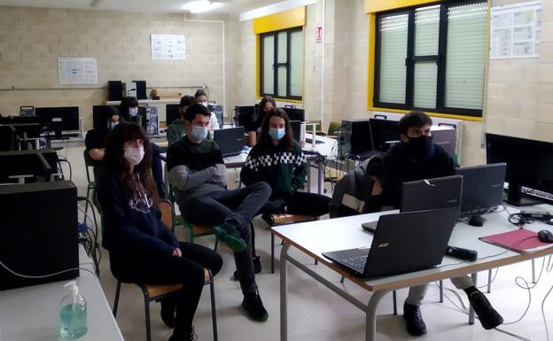 Los estudiantes del IES Aniturri siguen la conferencia de Jaime de la Cal, de la Fundación Michelin.