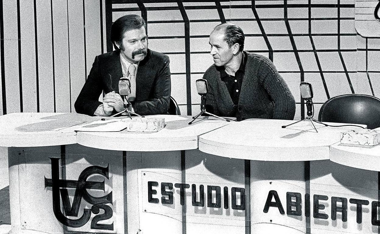 José María Íñigo, entrevistando a un trepador de árboles en 'Estudio abierto', en el plató del Estudio 1. 