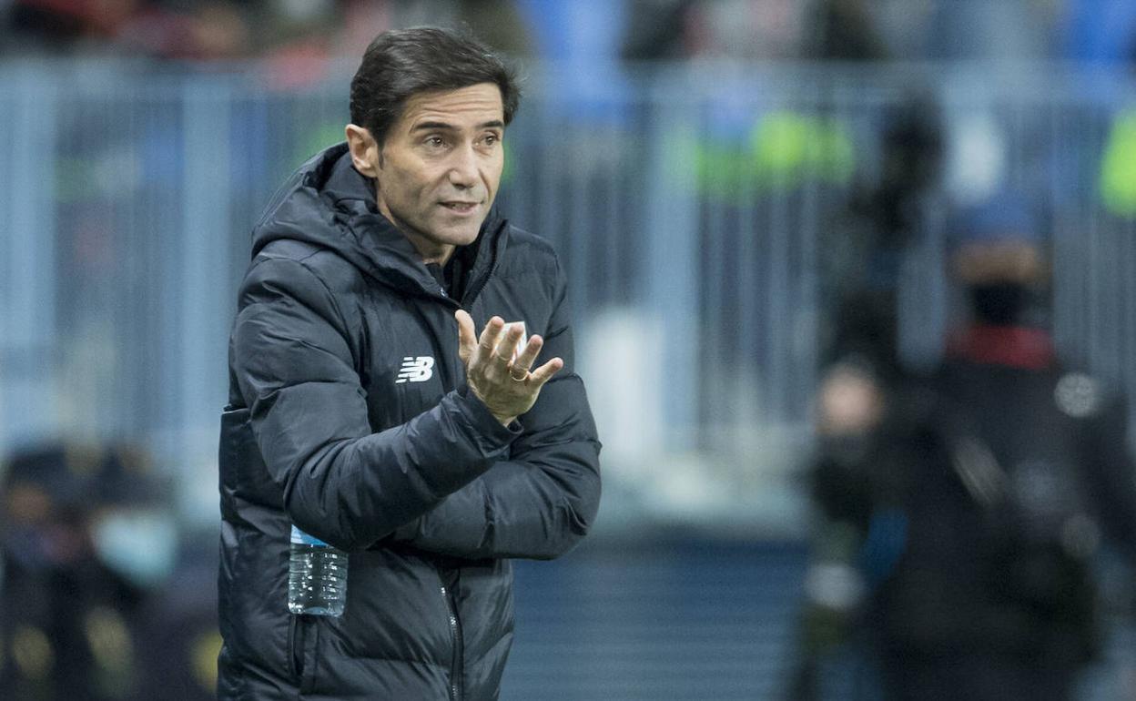 Marcelino da instrucciones a sus jugadores en un partido. 