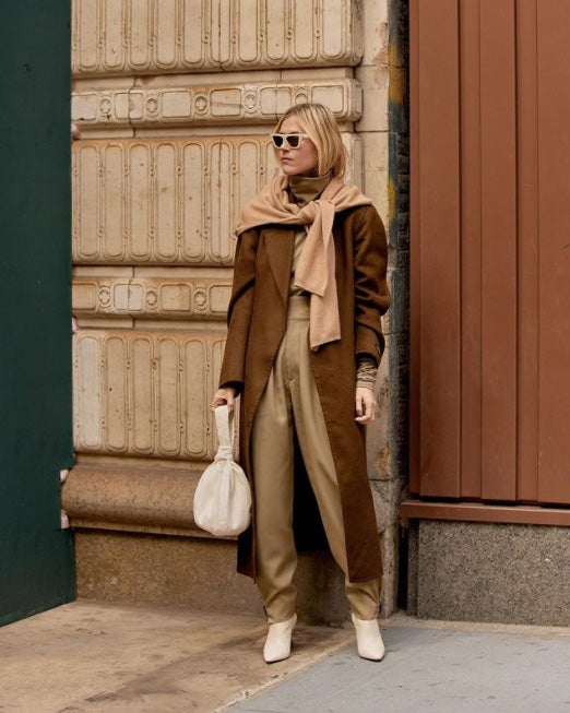 He aquí la solución más sencilla de todas las que vas a leer en este artículo. ¿Hay algo más eficaz y agradable que meter el cabello por debajo de un jersey gordito de cuello vuelto?