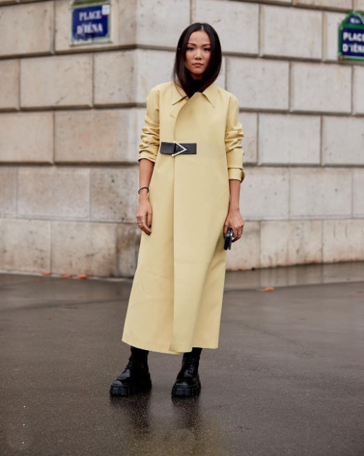 El mismo efecto, pero poniéndote el abrigo sin sacudirte la melena para afuera.