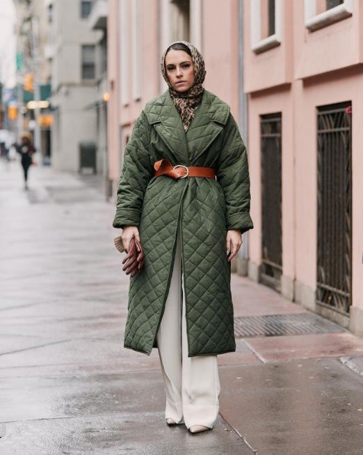 Jacqueline Kennedy fue una firma defensora de los pañuelos en la cabeza. En numerosas ocasiones, la estilosa primera dama solía cubrir su cabeza con uno de ellos, anudándolo debajo de la barbilla. Un gesto de cine al más puro estilo ‘Vacaciones en Roma’ que también solían utilizar Grace Kelly o Audrey Hepburn.