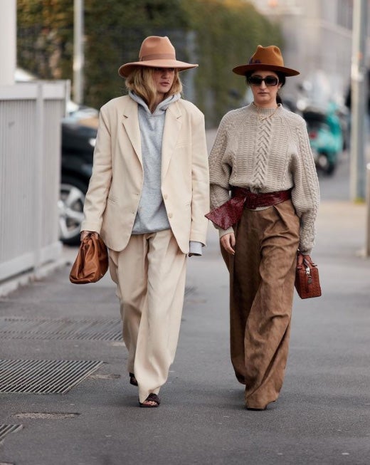 El Fedora o borsalino es un sombrero flexible y de ala corta, originario de Italia, que no falta en los vestidores invernales de las mujeres más elegantes, a pesar de que su origen era estrictamente masculino. Hoy, aparte de dar un cambio radical al look más simple, son buenos aliados para mantener tu pelo intacto frente al viento. Eso sí, ajústalo bien a tu cabeza si no quieres que salga volando.
