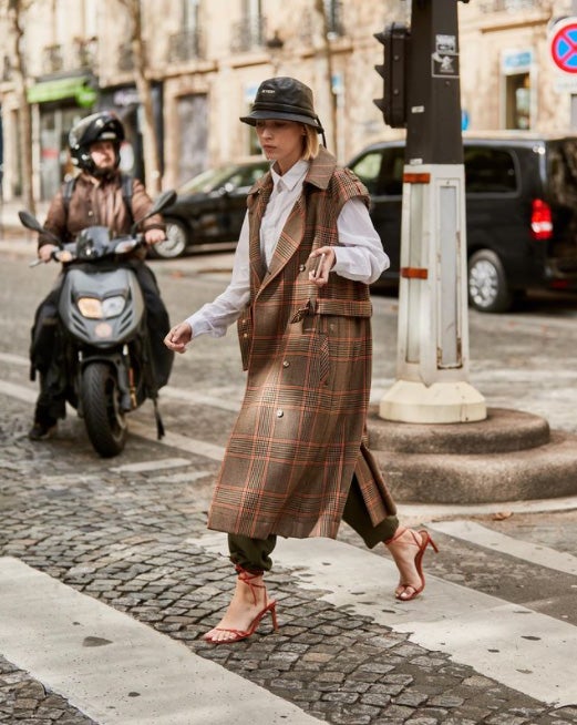 El ‘bucket hat’ o gorro de pescador se asomó tímidamente a nuestras vidas hace algunas temporadas, pero no ha sido hasta el pasado año cuando por fin consiguió posicionarse como una referencia firme en nuestro armario, tanto invernal como estival. Ahora, opta por tejidos impermeables para la lluvia o de lana, para protegerte de las bajas temperaturas. Siempre darán un toque a cualquier look.