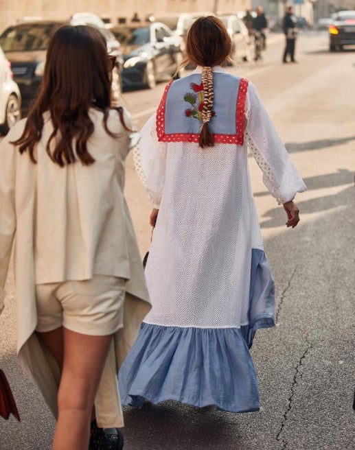 Es una opción muy romántica y diferente que se ha visto tanto en ‘street-style’ como en el ámbito nupcial, y solo tenemos que recordar a la bilbaína Amaia de Audicana, que completó su vestido de novia de Romancera con un lazo de organza de seda entrelazado al propio cabello, una delicada obra de Amaia Lauzirika de la que dimos buena cuenta en su día en Bizkaia Dmoda. Como ves en esta imagen, también es extensible al día a día, tan solo hay que echar mano de una cinta de una longitud considerable y entrelazarla en una de las tres secciones de la trenza.