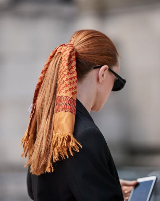 Los ‘carrés vuelven a la primera plana de las tendencias y ya no se conforman con anudarse al cuello. Prueba a colocarlo con una lazada simple sobre una sencilla cola de caballo. En un segundo, es capaz de transformar cualquier look.
