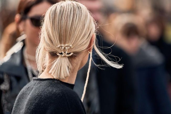 Lo mismo ocurre con los pasadores, esos accesorios que asociamos a nuestra más tierna infancia y que han vuelto mostrando su cara más barroca a base de perlas y ‘strass’