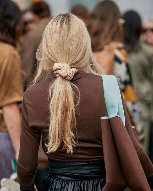 Lo mismo ocurre con las moñas o los coleteros, también conocidos en la industria de la moda como ‘scrunchies’. Además de sumar puntos a cualquier sencilla coleta, se han convertido en un objeto susceptible de ser elaborado de forma artesanal, de ahí su éxito entre muchas pequeñas firmas emergentes, que los crean a mano en todo tipo de colores y estampados.