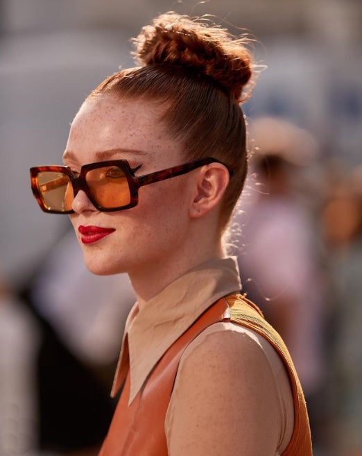 No sienta bien a todos los tipos de rostro, pero los moños altos y pulidos con el pelo totalmente retirado de la cara es una opción perfecta y muy ‘cool’ para quienes saben defenderlo.