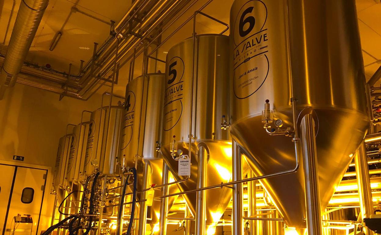 Interior de la fábrica de La Salve, la más grande de las cerveceras artesanales que integran la asociación vasca.