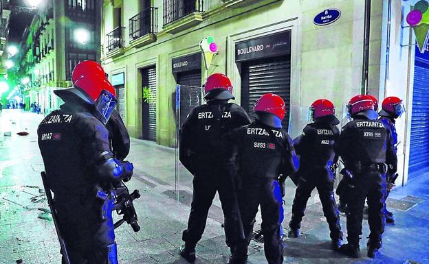 Efectivos de la Brigada Móvil de la Ertzaintza durante los incidentes del miércoles. 