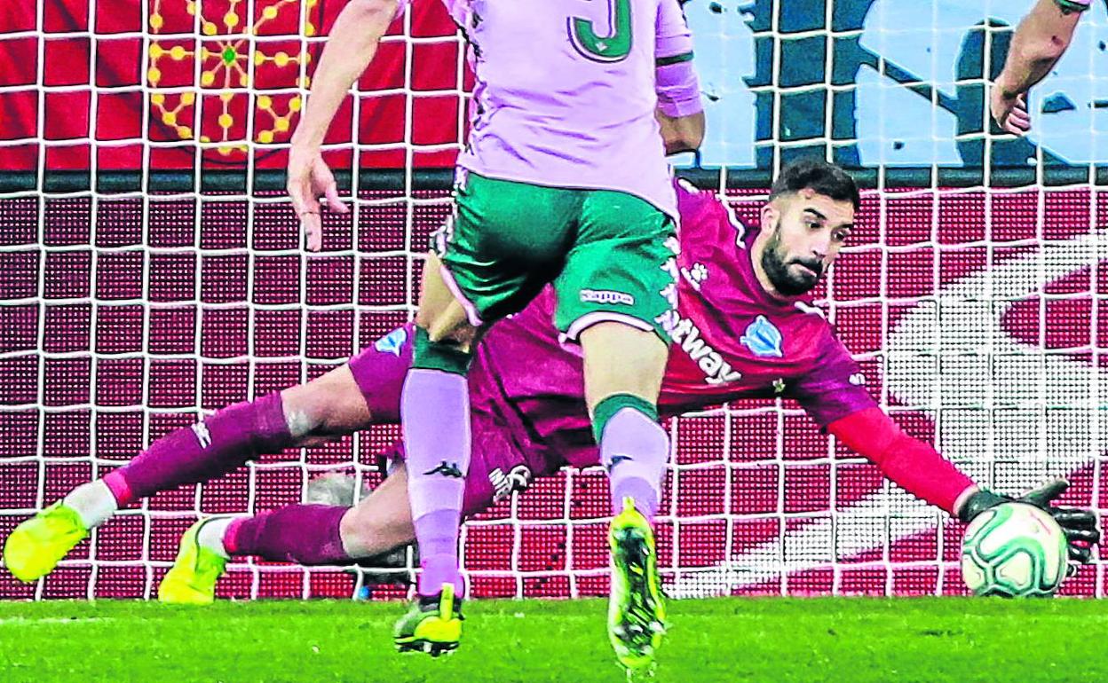 Pacheco se lanza al césped para detener un penalti contra el Betis. 