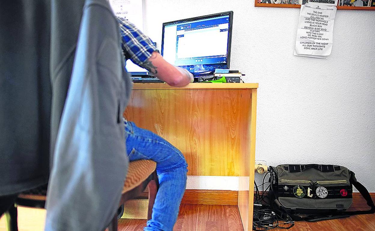 Muchos profesionales han tenido que optar por trabajar desde sus domicilios y asumir los costes. 