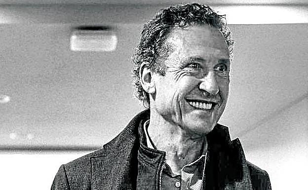 El Caminante. Guarda una réplica de la escultura del Arca en su despacho de cuando fue pregonero de las fiestas de La Blanca en 1996.