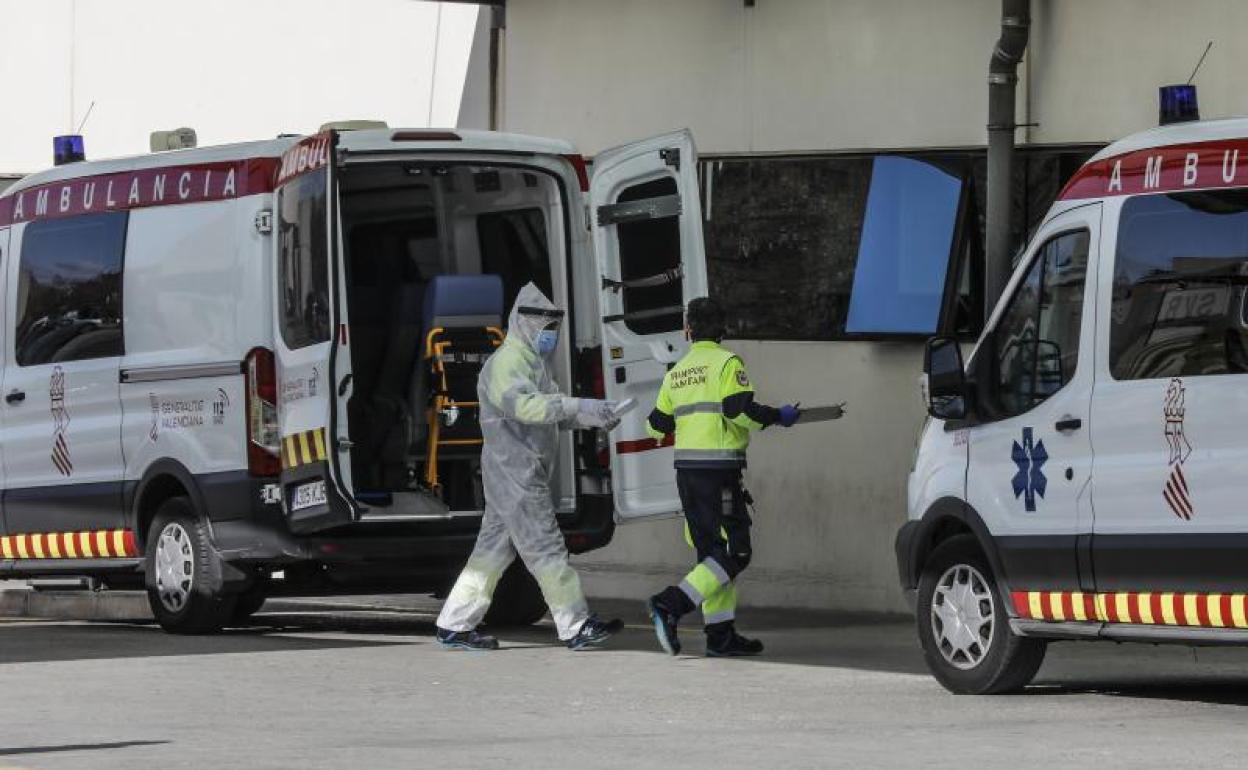 Una ambulancia en el acceso de urgencias del Hospital de La Fe, en Valencia, Comunidad Valenciana 