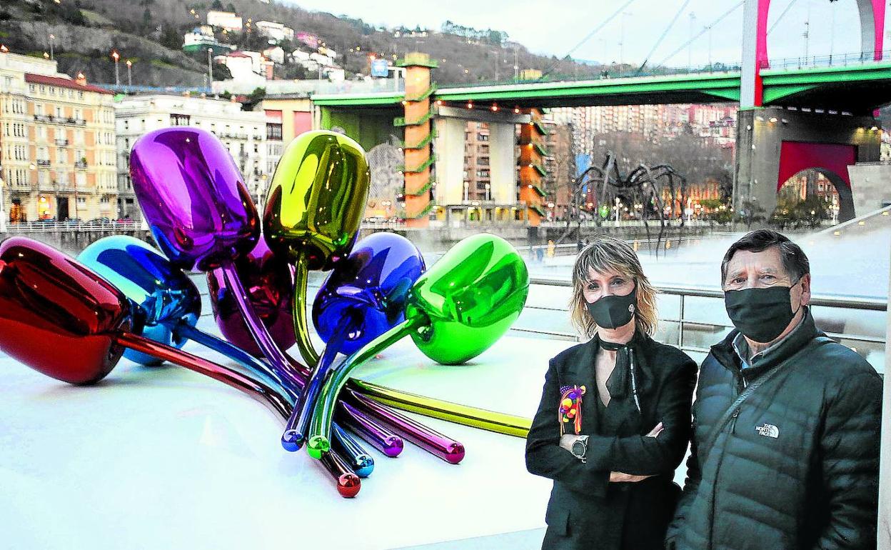 Pasión por el arte. Itxaso Irigoien y Miguel Parra llevan casi dos décadas en la Asociación de Amigos del Guggenheim. Ambos sienten admiración hacia el proyecto, sus exposiciones y actividades 