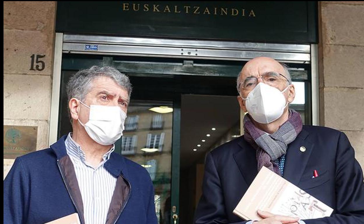 Roberto González de Viñaspre eta Andres Urrutia euskaltzainburua.